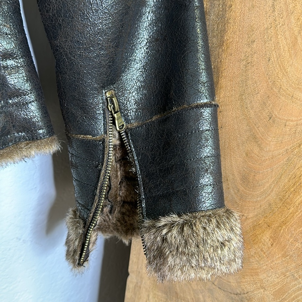 Guess - Picture 15 of 17